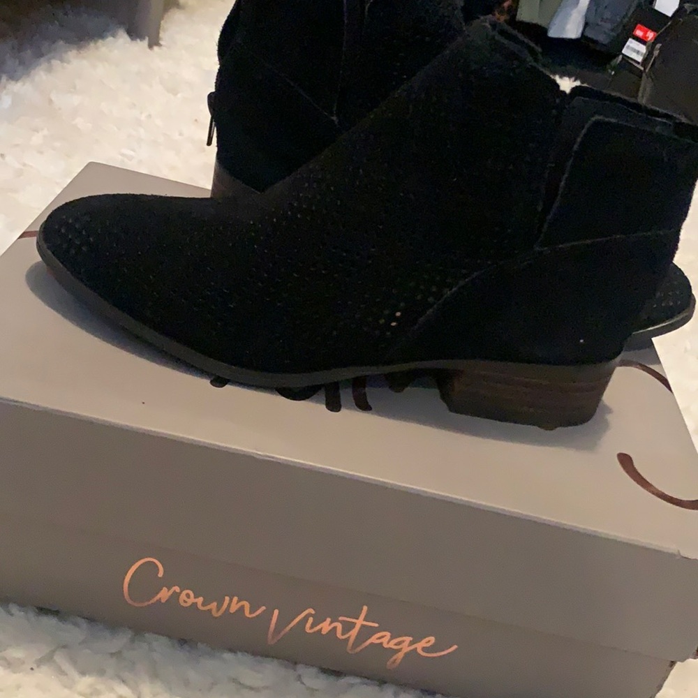 Never worn, black Crown Vintage boots